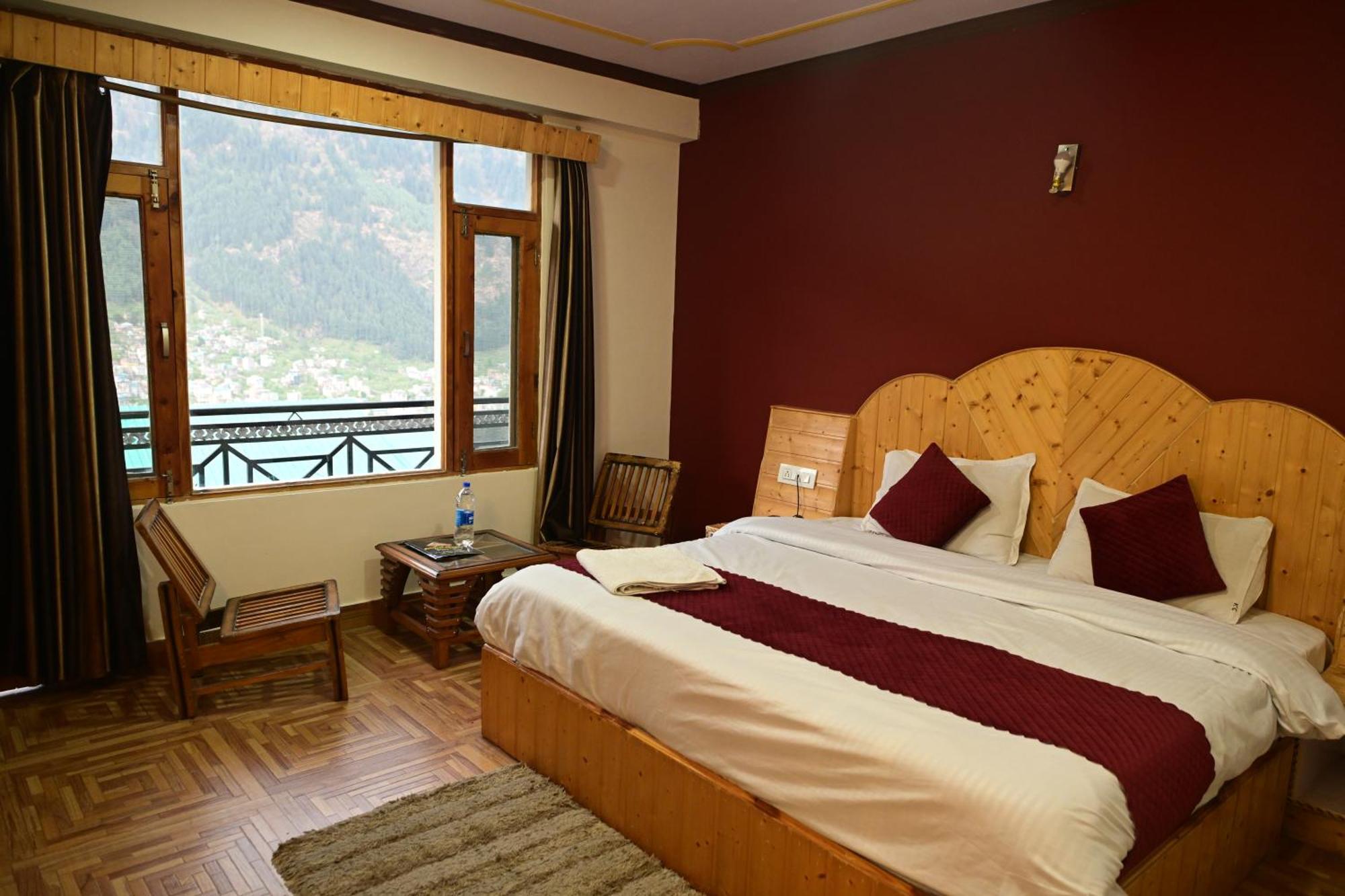Krishana Cottage A Pure Veg !!!300 M From Hadimba Temple!!!Balcony Rooms!!!Veg Restaurant!!!Couple Friendly!!!Family Cottage!!! Manāli Exteriör bild