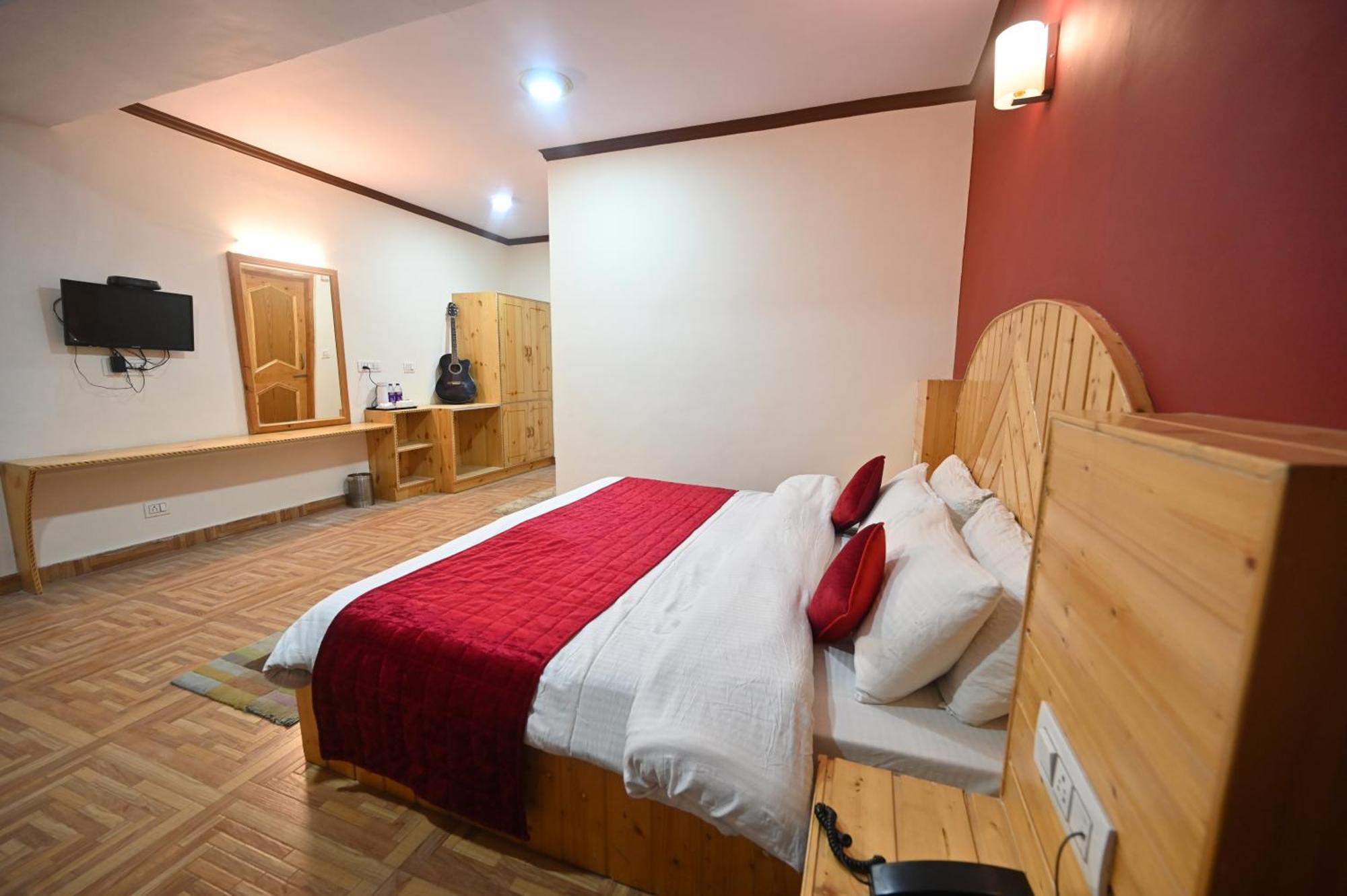 Krishana Cottage A Pure Veg !!!300 M From Hadimba Temple!!!Balcony Rooms!!!Veg Restaurant!!!Couple Friendly!!!Family Cottage!!! Manāli Exteriör bild