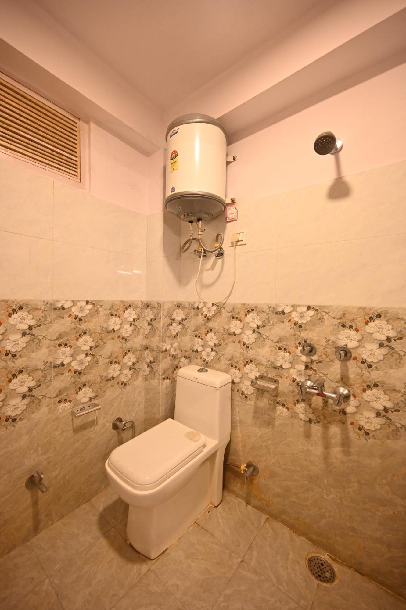 Krishana Cottage A Pure Veg !!!300 M From Hadimba Temple!!!Balcony Rooms!!!Veg Restaurant!!!Couple Friendly!!!Family Cottage!!! Manāli Exteriör bild