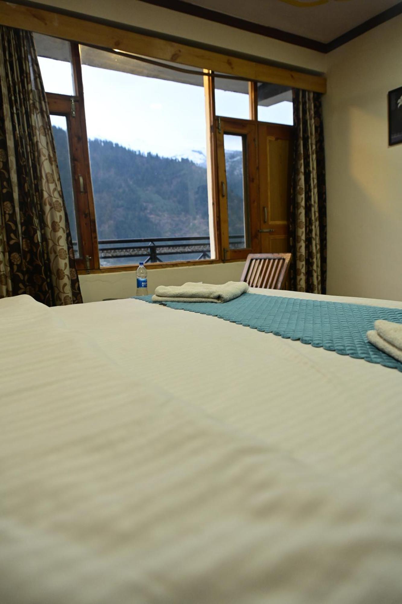 Krishana Cottage A Pure Veg !!!300 M From Hadimba Temple!!!Balcony Rooms!!!Veg Restaurant!!!Couple Friendly!!!Family Cottage!!! Manāli Exteriör bild