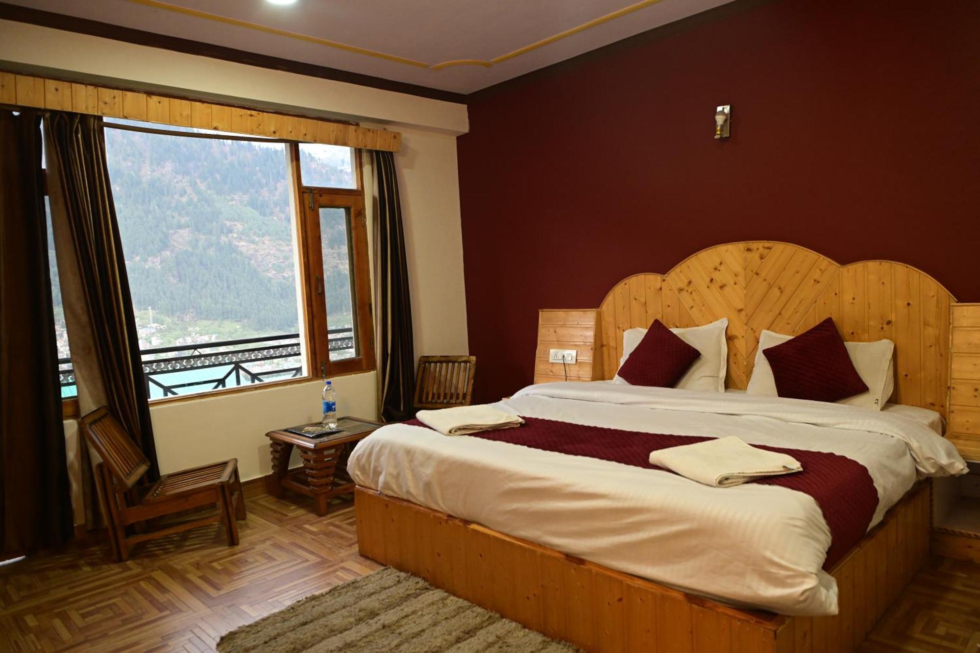 Krishana Cottage A Pure Veg !!!300 M From Hadimba Temple!!!Balcony Rooms!!!Veg Restaurant!!!Couple Friendly!!!Family Cottage!!! Manāli Exteriör bild