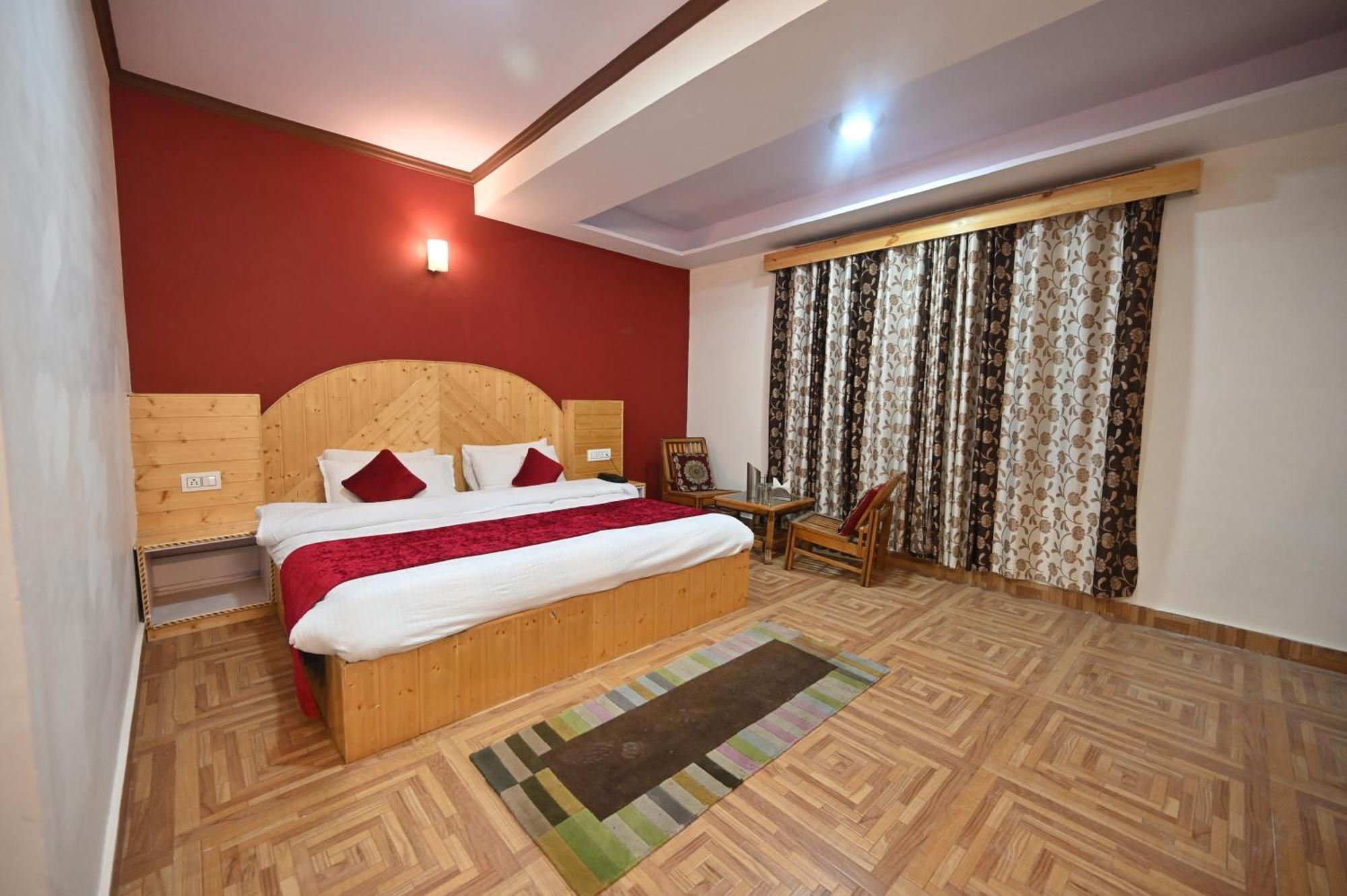 Krishana Cottage A Pure Veg !!!300 M From Hadimba Temple!!!Balcony Rooms!!!Veg Restaurant!!!Couple Friendly!!!Family Cottage!!! Manāli Exteriör bild