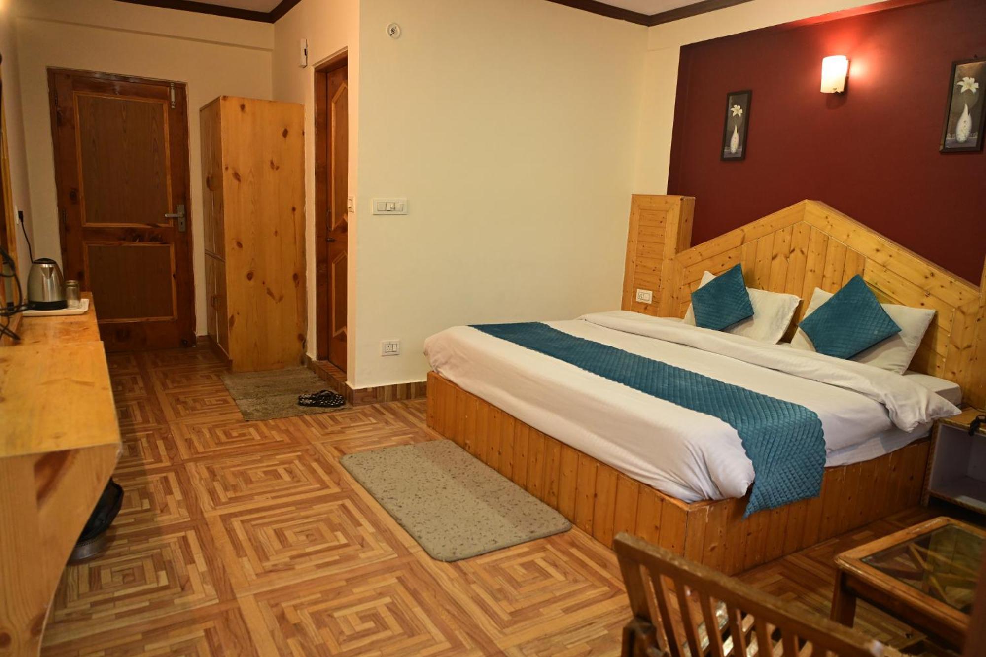 Krishana Cottage A Pure Veg !!!300 M From Hadimba Temple!!!Balcony Rooms!!!Veg Restaurant!!!Couple Friendly!!!Family Cottage!!! Manāli Exteriör bild