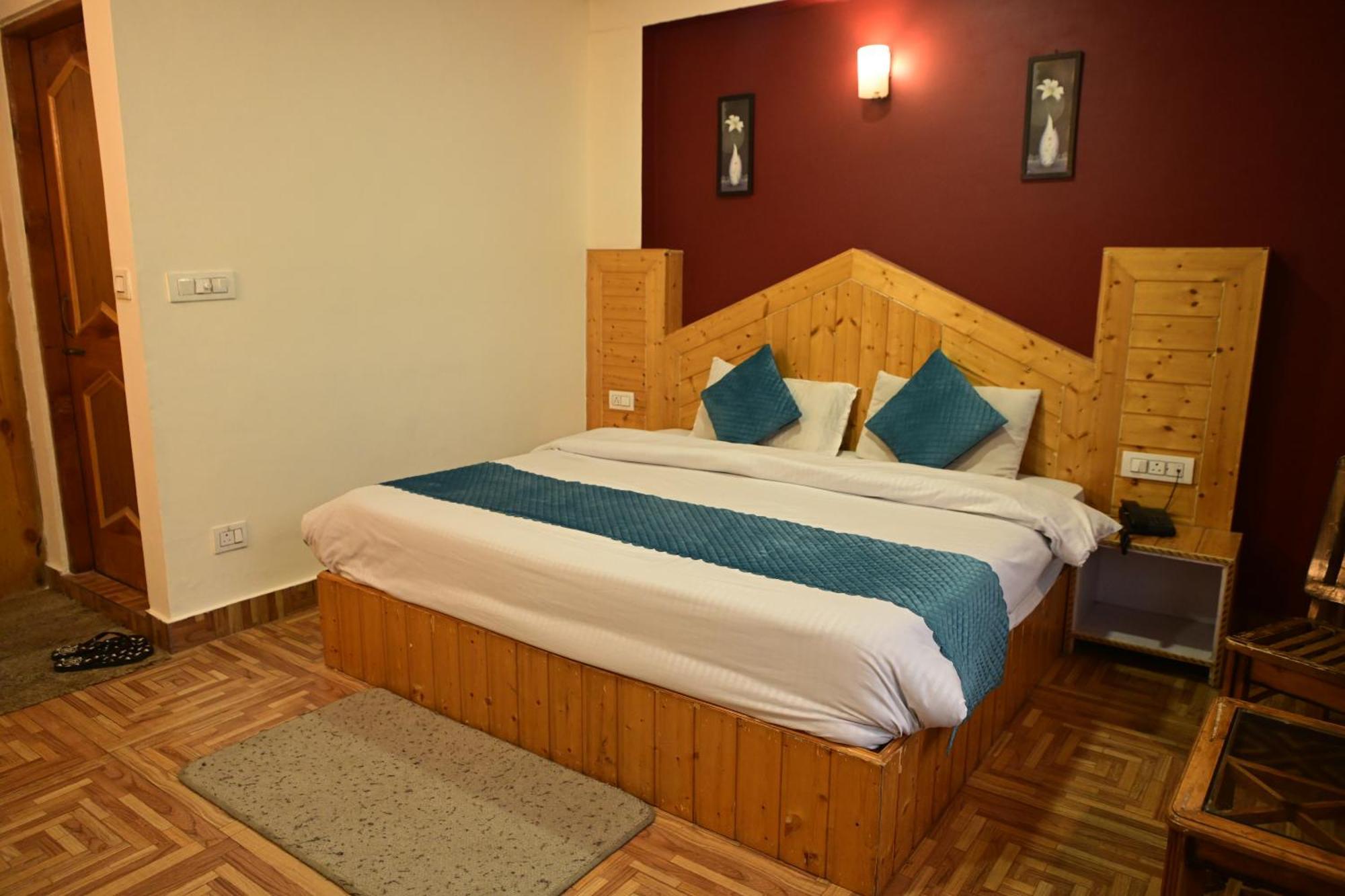 Krishana Cottage A Pure Veg !!!300 M From Hadimba Temple!!!Balcony Rooms!!!Veg Restaurant!!!Couple Friendly!!!Family Cottage!!! Manāli Exteriör bild