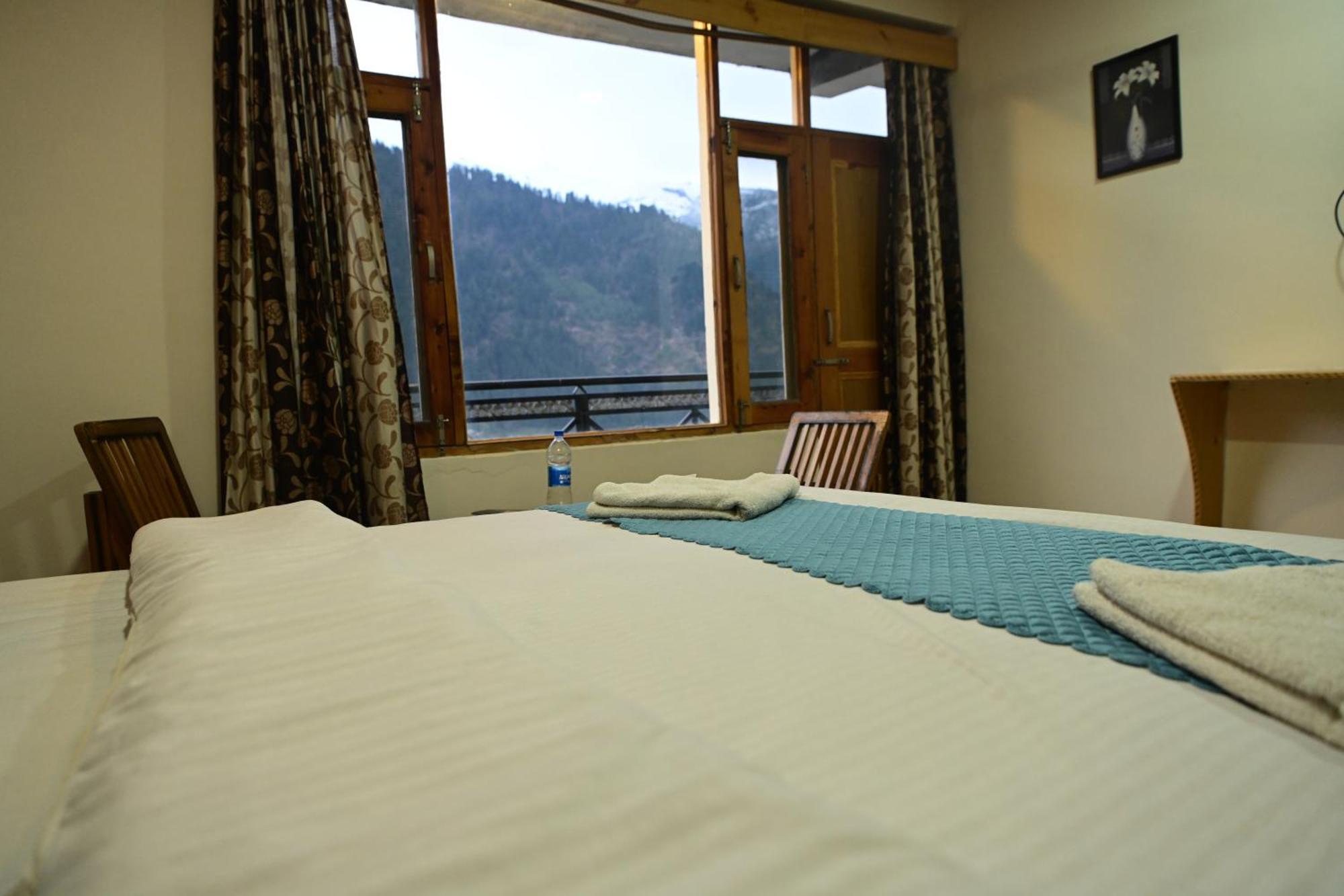 Krishana Cottage A Pure Veg !!!300 M From Hadimba Temple!!!Balcony Rooms!!!Veg Restaurant!!!Couple Friendly!!!Family Cottage!!! Manāli Exteriör bild