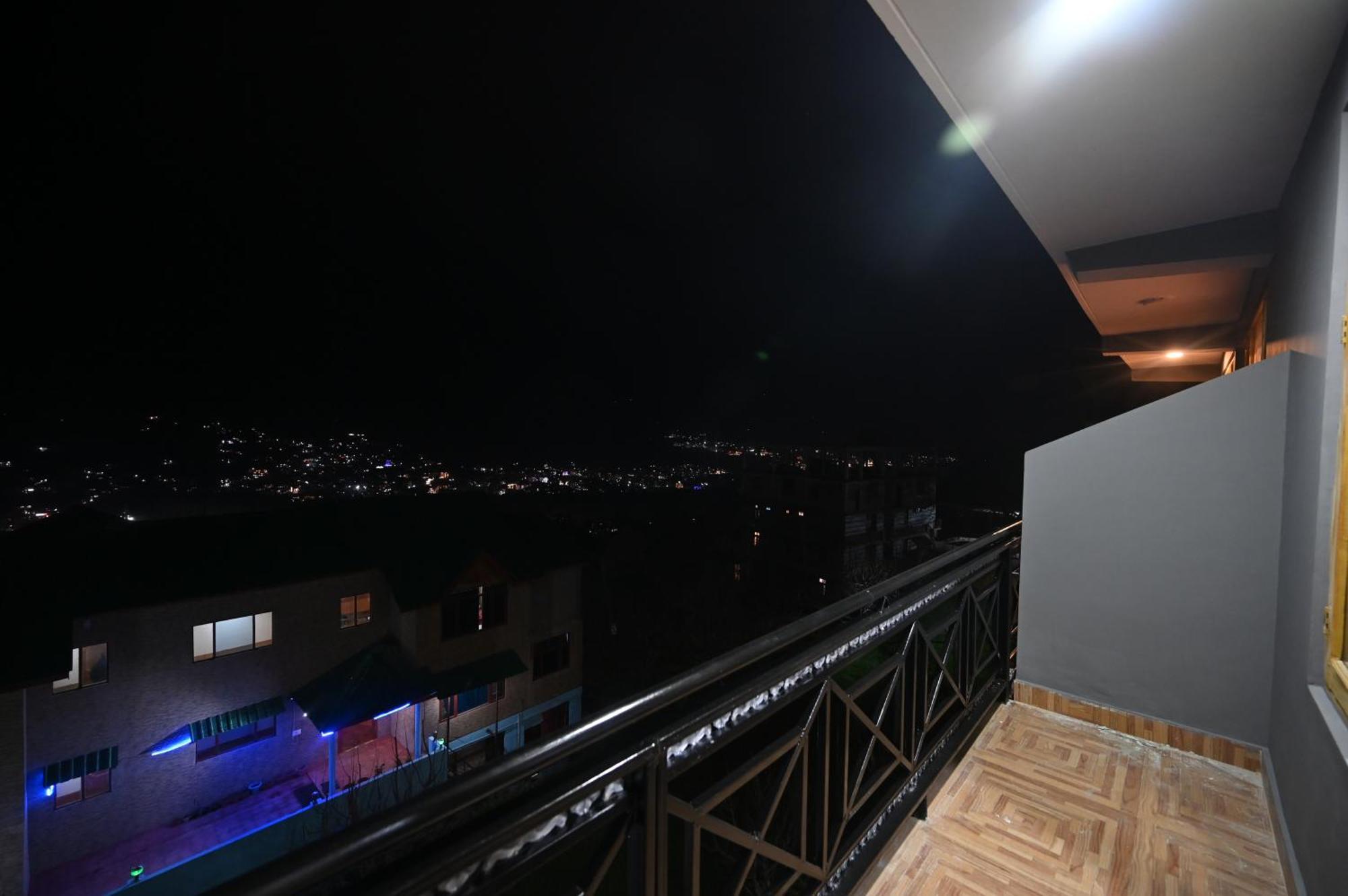 Krishana Cottage A Pure Veg !!!300 M From Hadimba Temple!!!Balcony Rooms!!!Veg Restaurant!!!Couple Friendly!!!Family Cottage!!! Manāli Exteriör bild