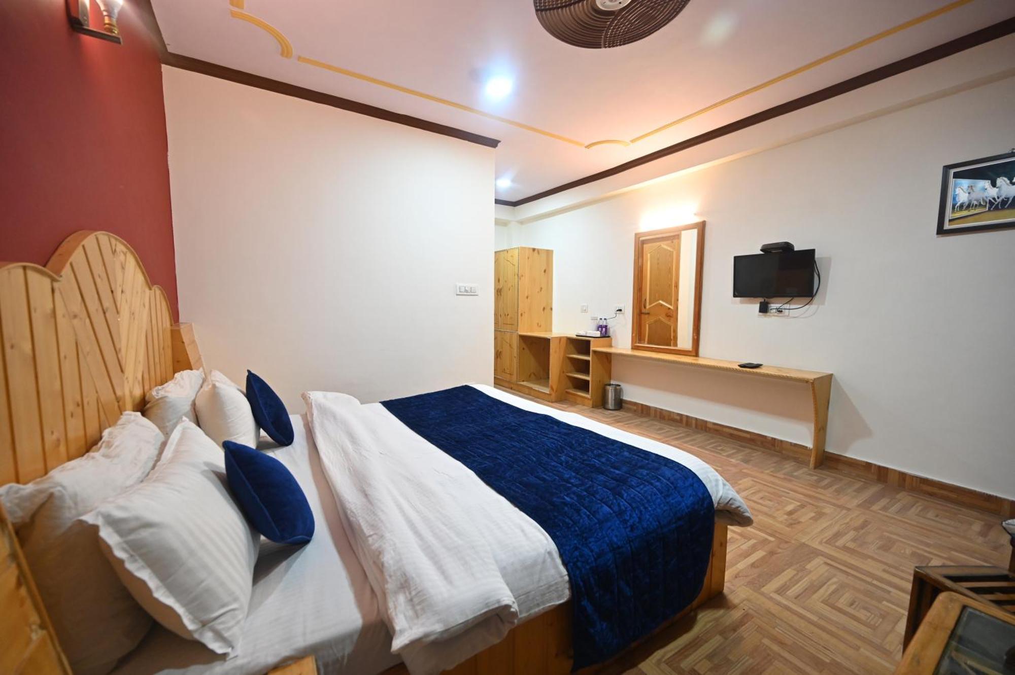 Krishana Cottage A Pure Veg !!!300 M From Hadimba Temple!!!Balcony Rooms!!!Veg Restaurant!!!Couple Friendly!!!Family Cottage!!! Manāli Exteriör bild