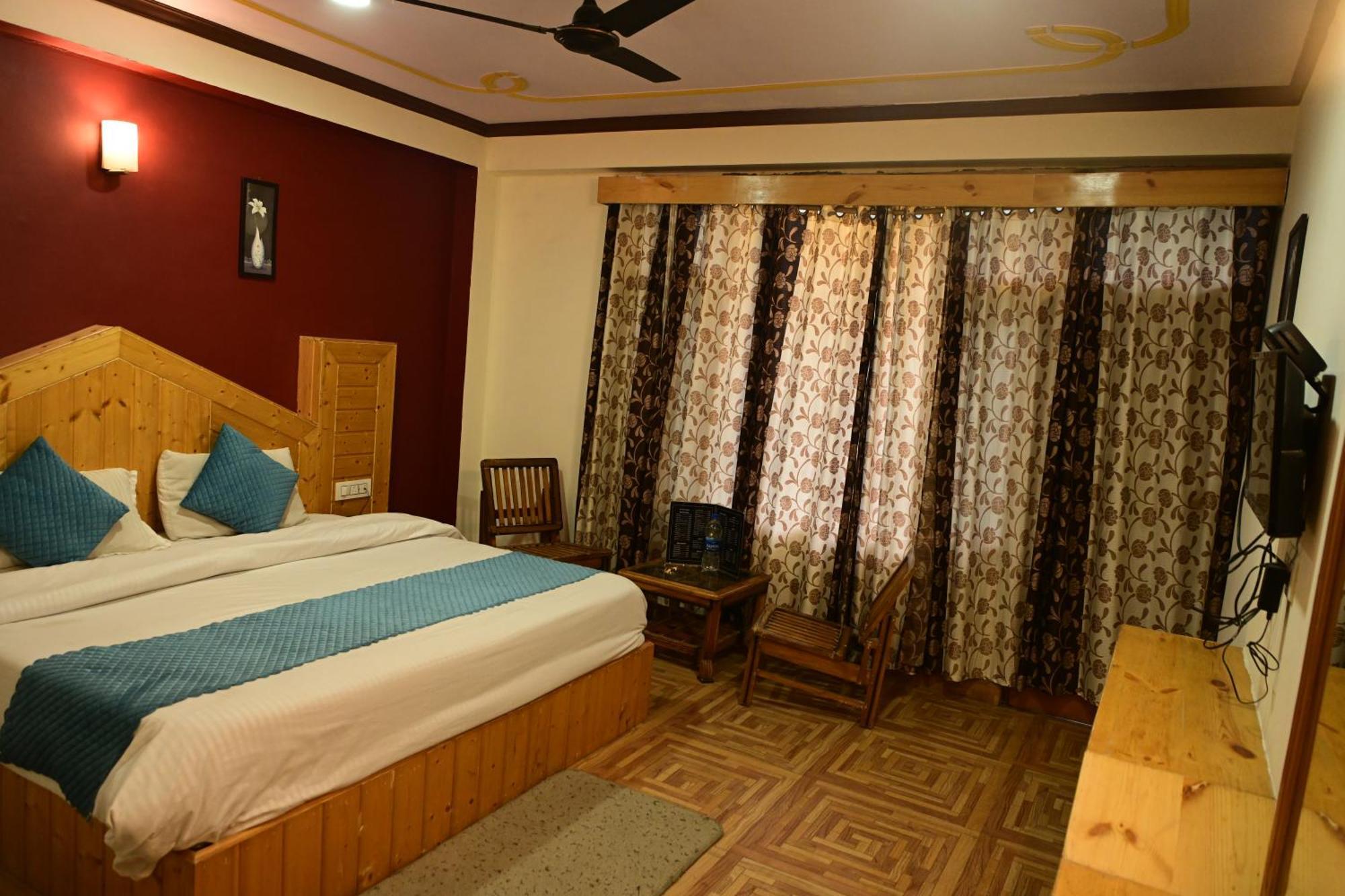Krishana Cottage A Pure Veg !!!300 M From Hadimba Temple!!!Balcony Rooms!!!Veg Restaurant!!!Couple Friendly!!!Family Cottage!!! Manāli Exteriör bild