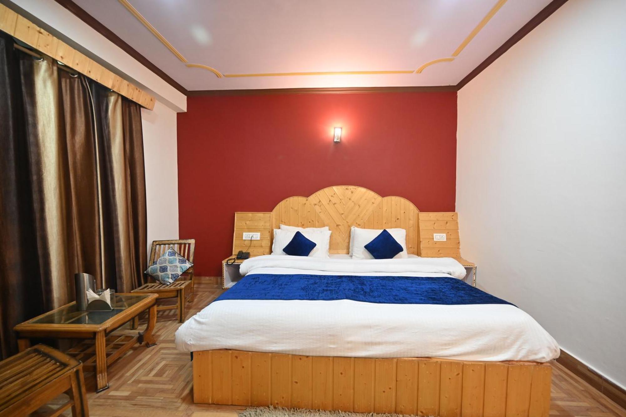 Krishana Cottage A Pure Veg !!!300 M From Hadimba Temple!!!Balcony Rooms!!!Veg Restaurant!!!Couple Friendly!!!Family Cottage!!! Manāli Exteriör bild