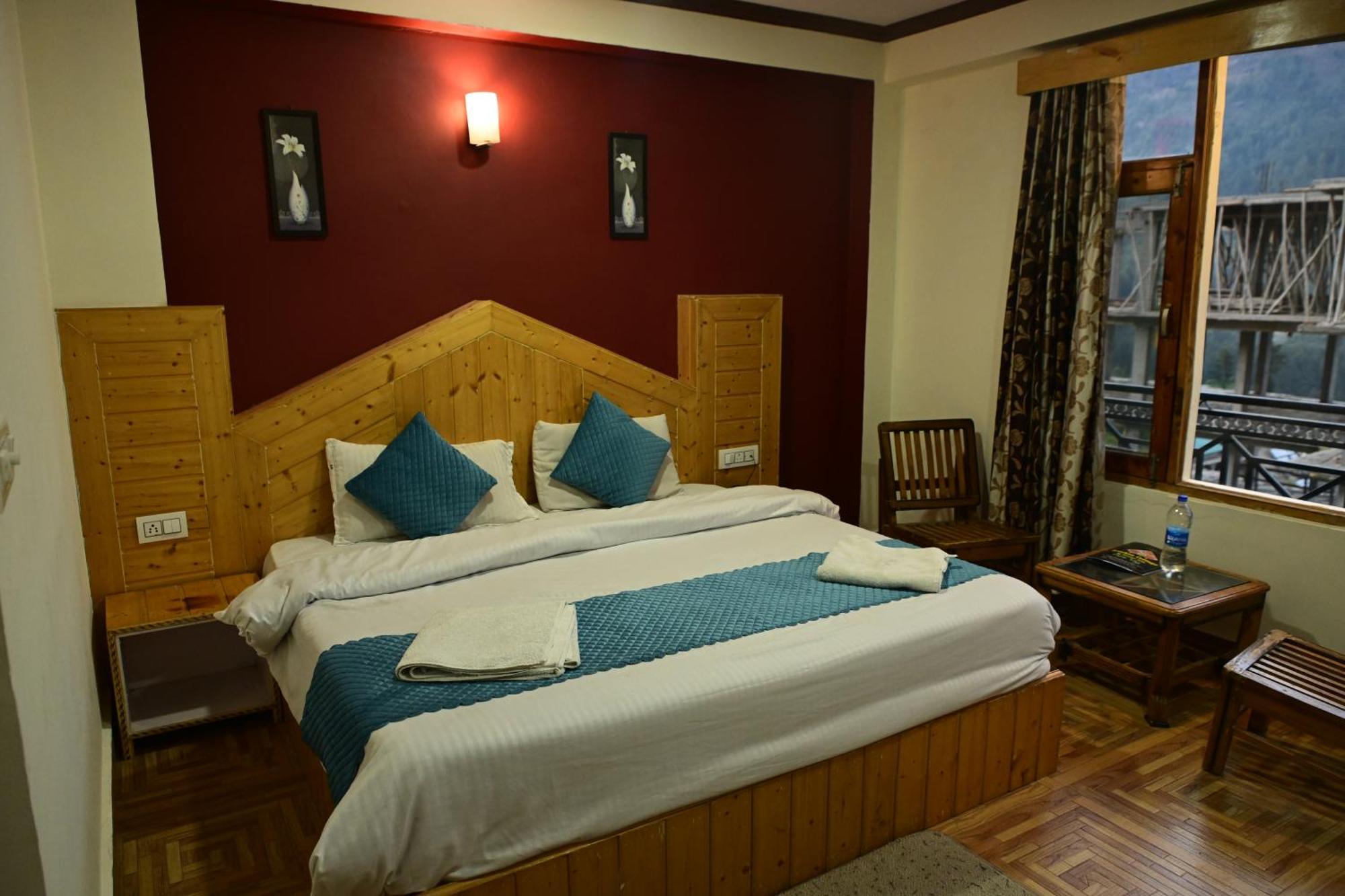 Krishana Cottage A Pure Veg !!!300 M From Hadimba Temple!!!Balcony Rooms!!!Veg Restaurant!!!Couple Friendly!!!Family Cottage!!! Manāli Exteriör bild