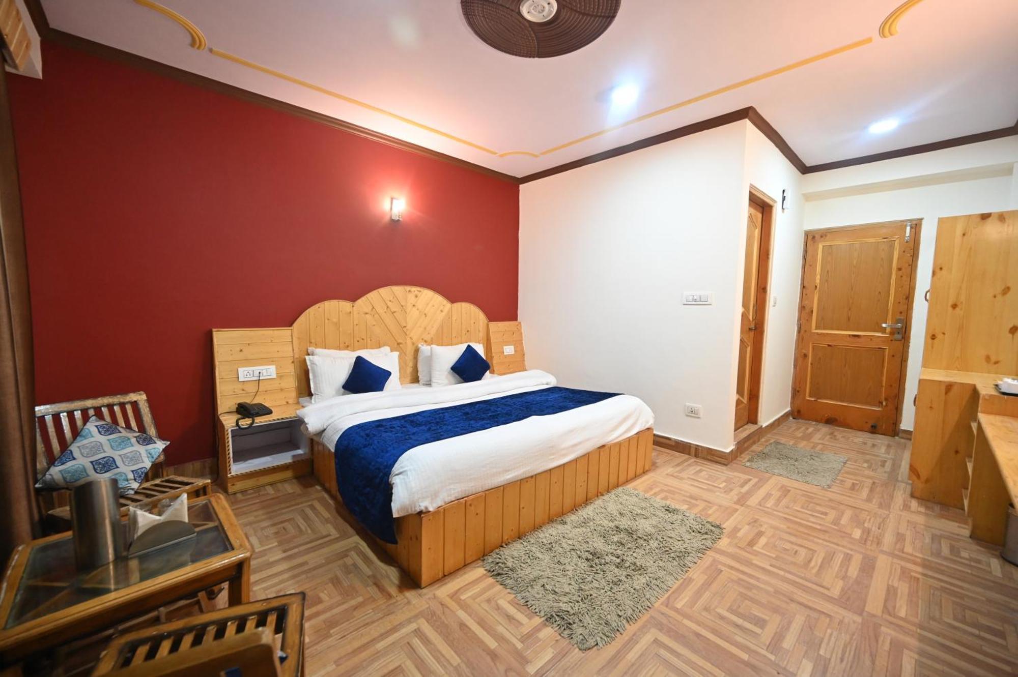 Krishana Cottage A Pure Veg !!!300 M From Hadimba Temple!!!Balcony Rooms!!!Veg Restaurant!!!Couple Friendly!!!Family Cottage!!! Manāli Exteriör bild