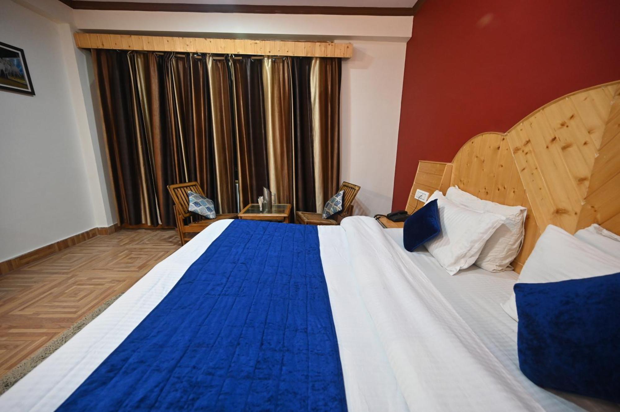 Krishana Cottage A Pure Veg !!!300 M From Hadimba Temple!!!Balcony Rooms!!!Veg Restaurant!!!Couple Friendly!!!Family Cottage!!! Manāli Exteriör bild