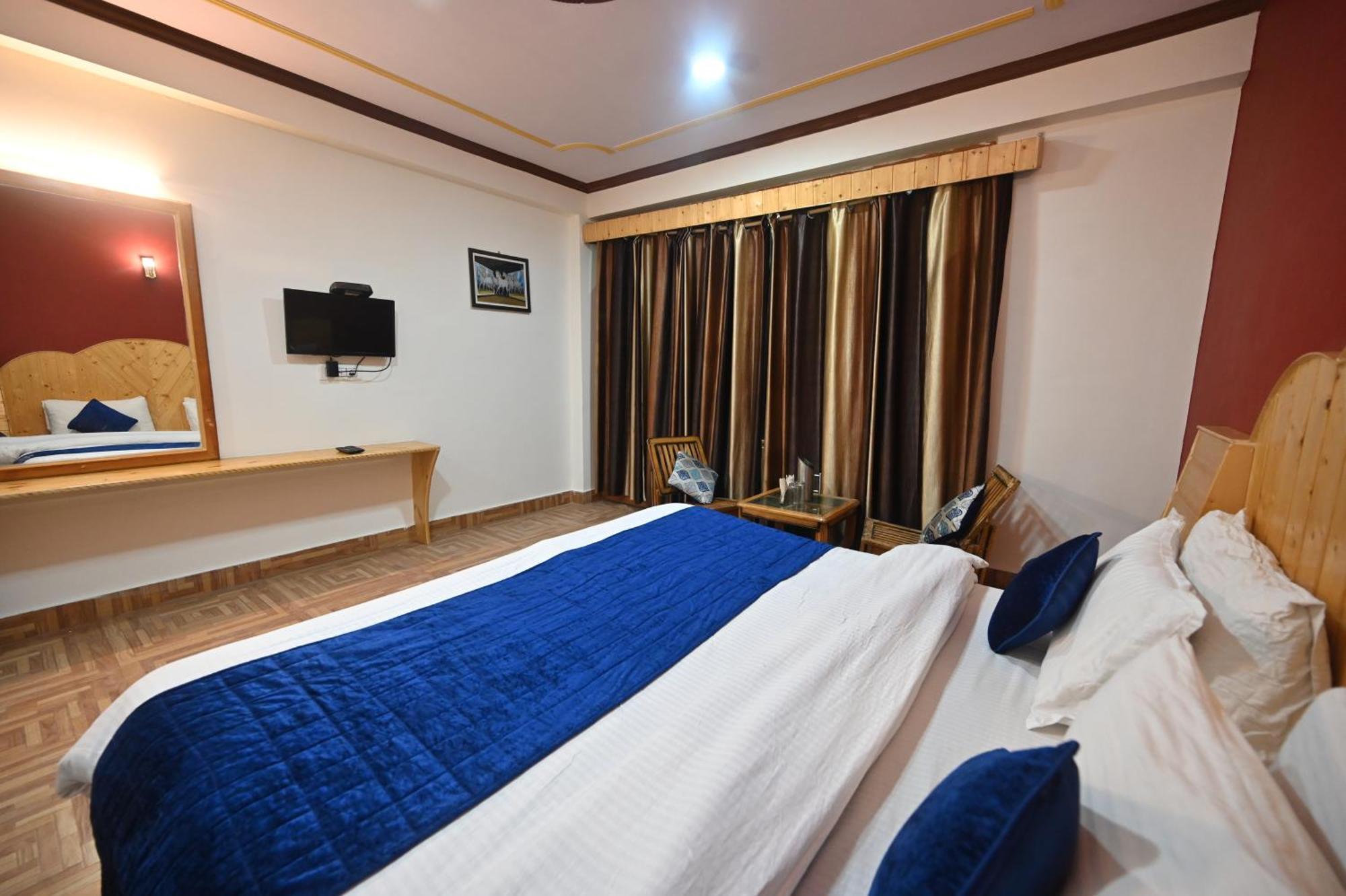 Krishana Cottage A Pure Veg !!!300 M From Hadimba Temple!!!Balcony Rooms!!!Veg Restaurant!!!Couple Friendly!!!Family Cottage!!! Manāli Exteriör bild