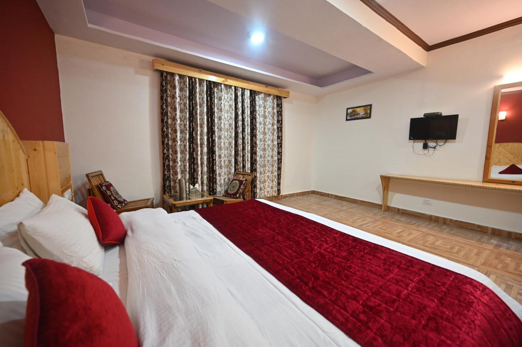 Krishana Cottage A Pure Veg !!!300 M From Hadimba Temple!!!Balcony Rooms!!!Veg Restaurant!!!Couple Friendly!!!Family Cottage!!! Manāli Exteriör bild