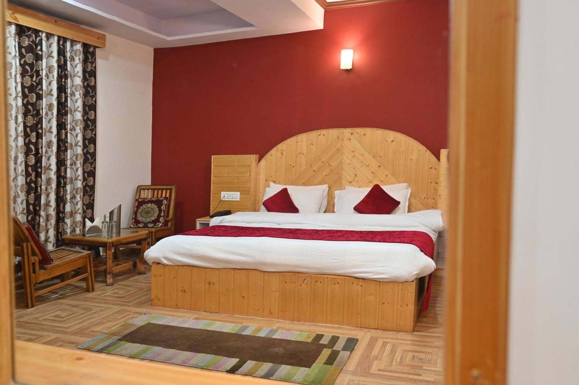 Krishana Cottage A Pure Veg !!!300 M From Hadimba Temple!!!Balcony Rooms!!!Veg Restaurant!!!Couple Friendly!!!Family Cottage!!! Manāli Exteriör bild