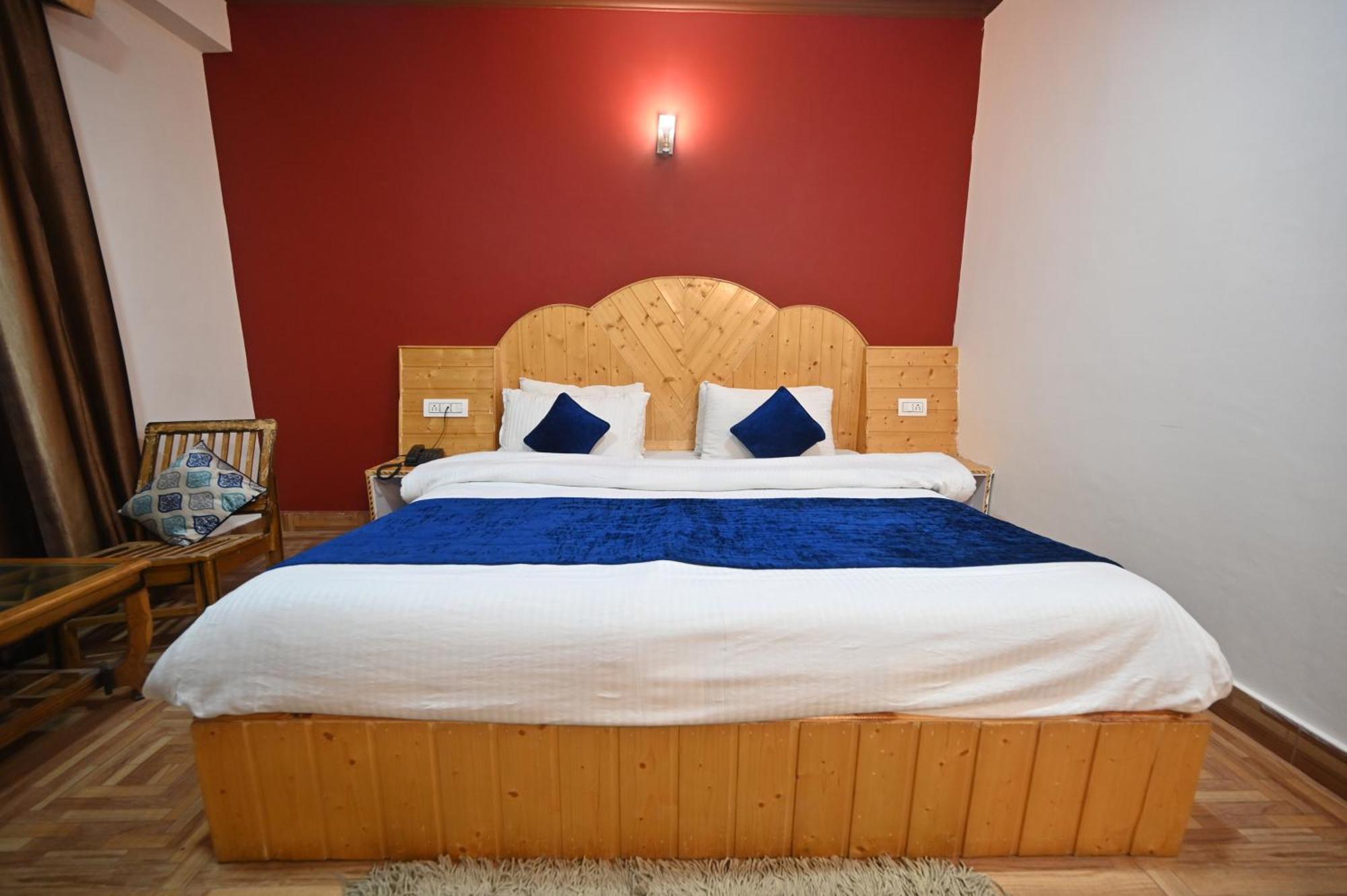 Krishana Cottage A Pure Veg !!!300 M From Hadimba Temple!!!Balcony Rooms!!!Veg Restaurant!!!Couple Friendly!!!Family Cottage!!! Manāli Exteriör bild