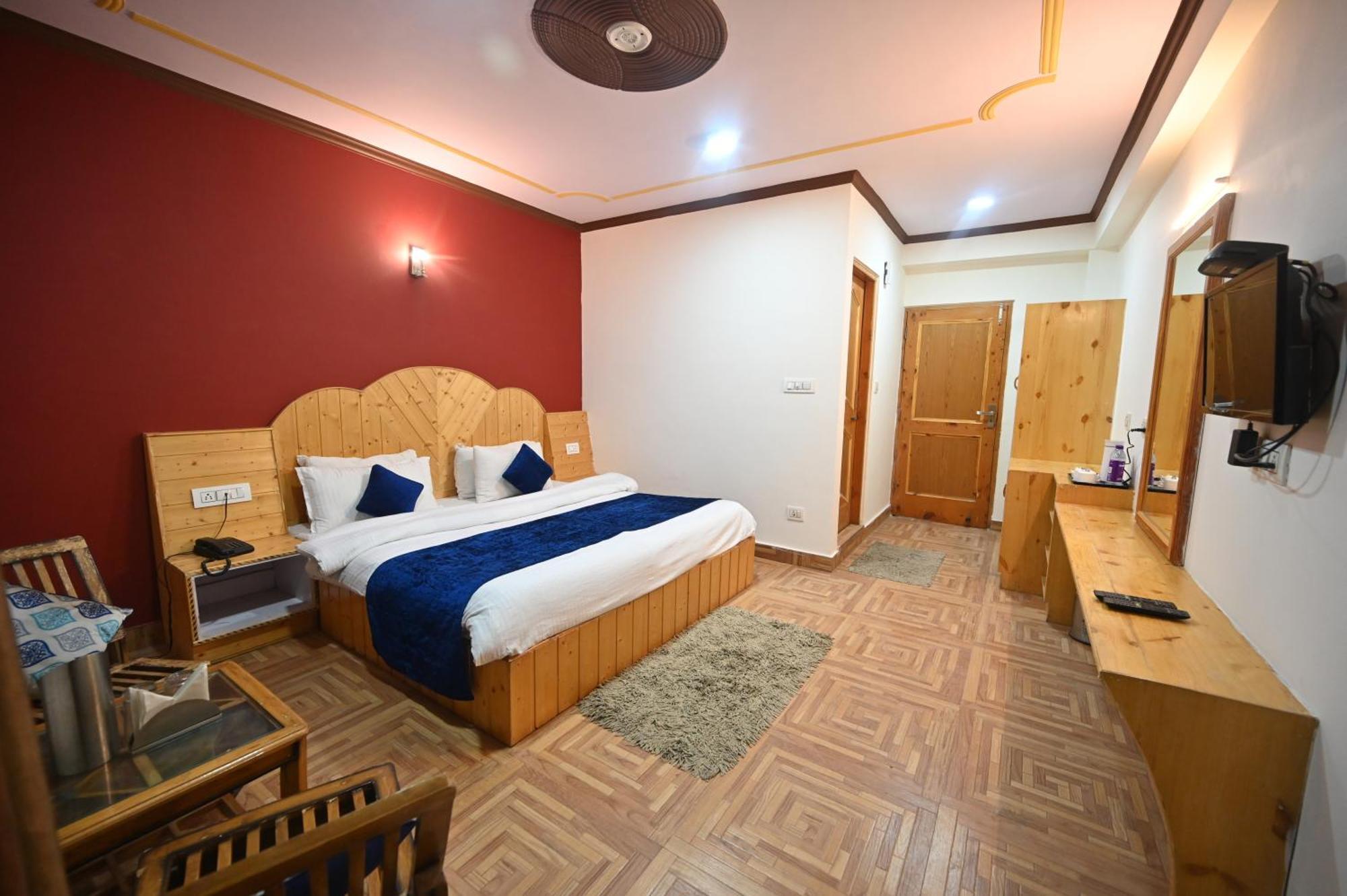 Krishana Cottage A Pure Veg !!!300 M From Hadimba Temple!!!Balcony Rooms!!!Veg Restaurant!!!Couple Friendly!!!Family Cottage!!! Manāli Exteriör bild