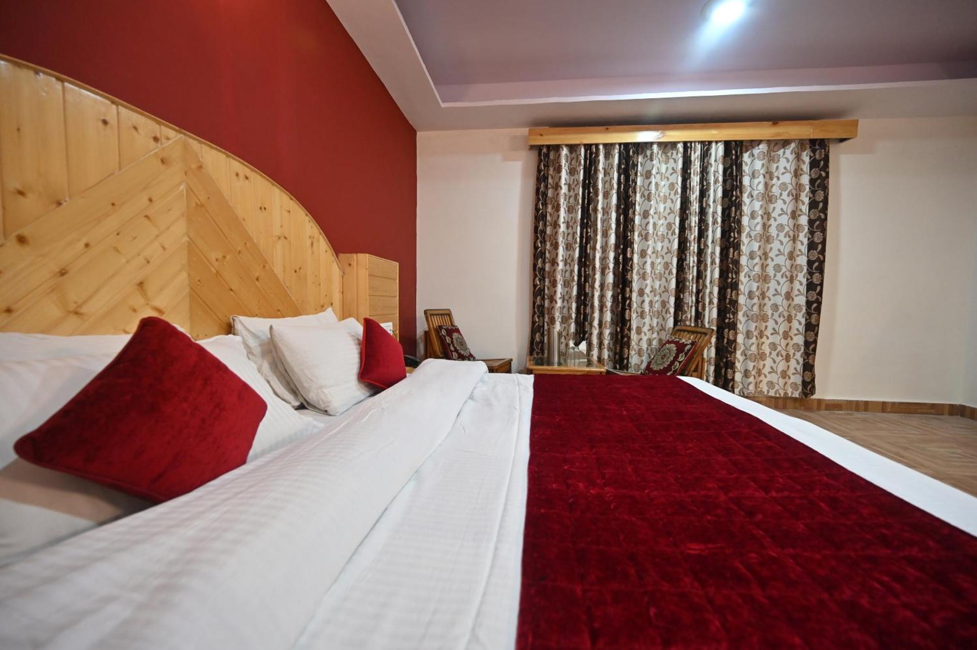 Krishana Cottage A Pure Veg !!!300 M From Hadimba Temple!!!Balcony Rooms!!!Veg Restaurant!!!Couple Friendly!!!Family Cottage!!! Manāli Exteriör bild