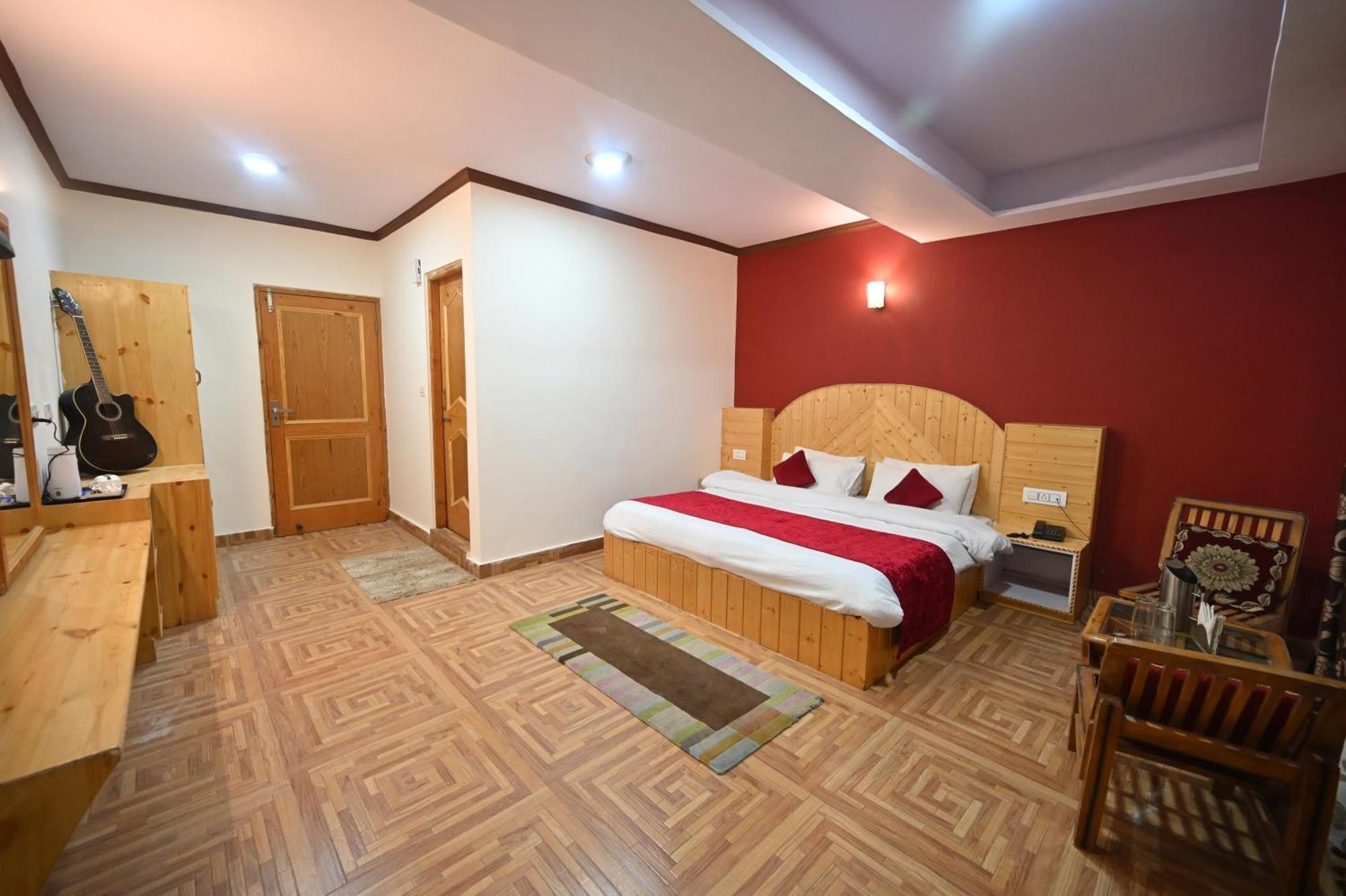 Krishana Cottage A Pure Veg !!!300 M From Hadimba Temple!!!Balcony Rooms!!!Veg Restaurant!!!Couple Friendly!!!Family Cottage!!! Manāli Exteriör bild