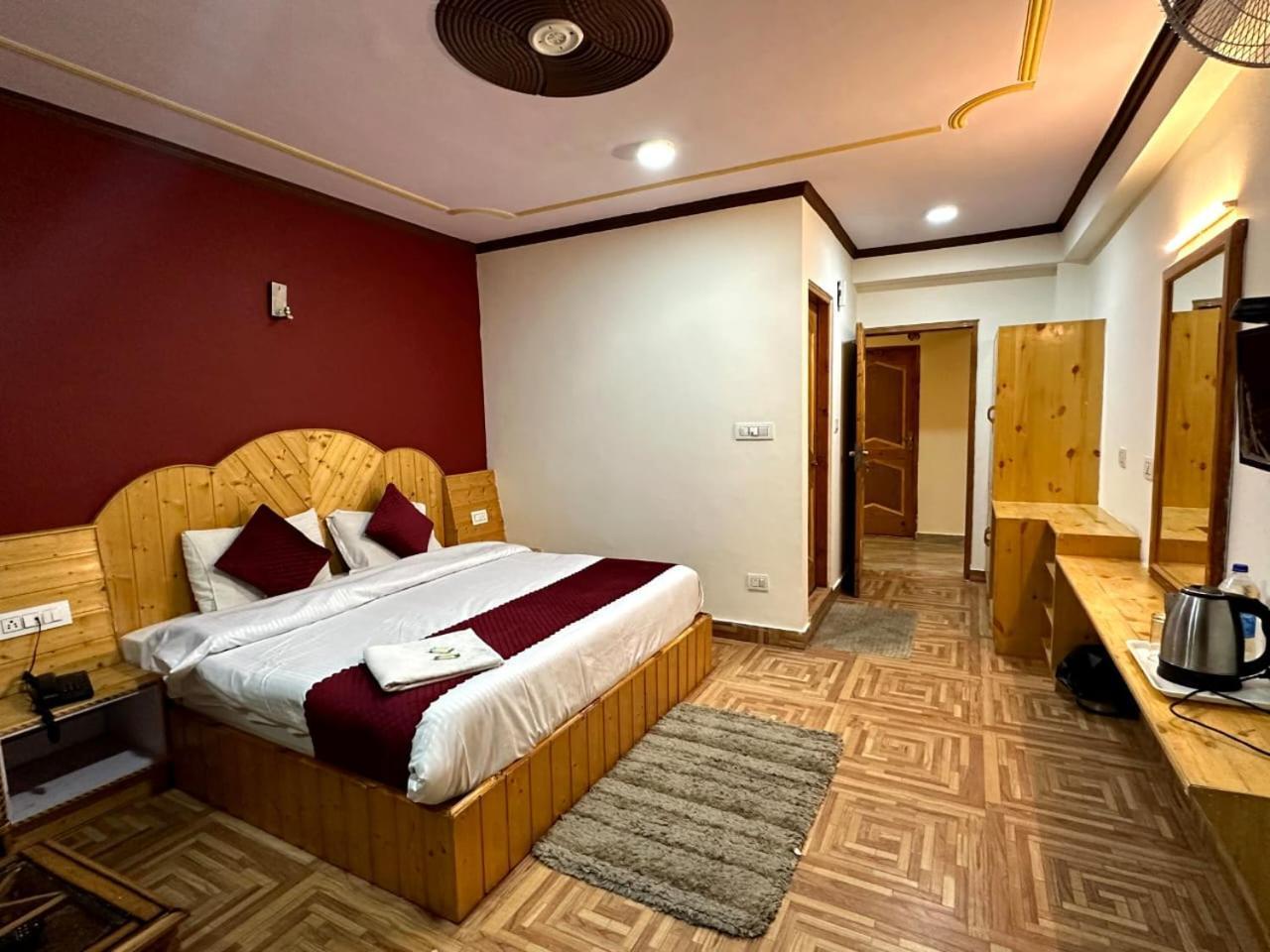 Krishana Cottage A Pure Veg !!!300 M From Hadimba Temple!!!Balcony Rooms!!!Veg Restaurant!!!Couple Friendly!!!Family Cottage!!! Manāli Rum bild