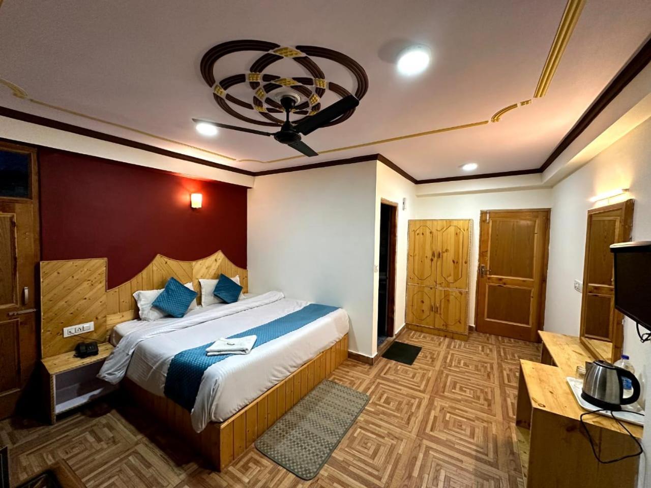 Krishana Cottage A Pure Veg !!!300 M From Hadimba Temple!!!Balcony Rooms!!!Veg Restaurant!!!Couple Friendly!!!Family Cottage!!! Manāli Exteriör bild