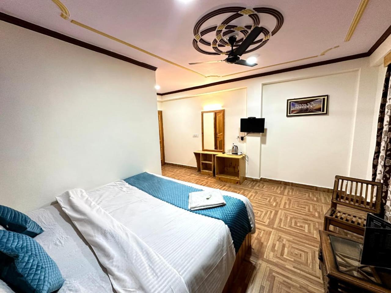 Krishana Cottage A Pure Veg !!!300 M From Hadimba Temple!!!Balcony Rooms!!!Veg Restaurant!!!Couple Friendly!!!Family Cottage!!! Manāli Exteriör bild