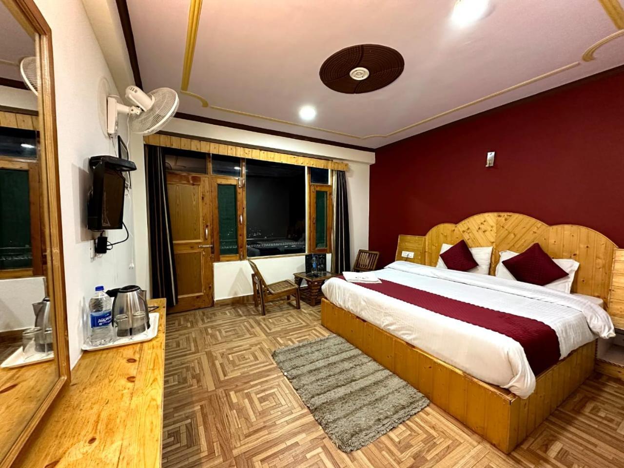 Krishana Cottage A Pure Veg !!!300 M From Hadimba Temple!!!Balcony Rooms!!!Veg Restaurant!!!Couple Friendly!!!Family Cottage!!! Manāli Exteriör bild