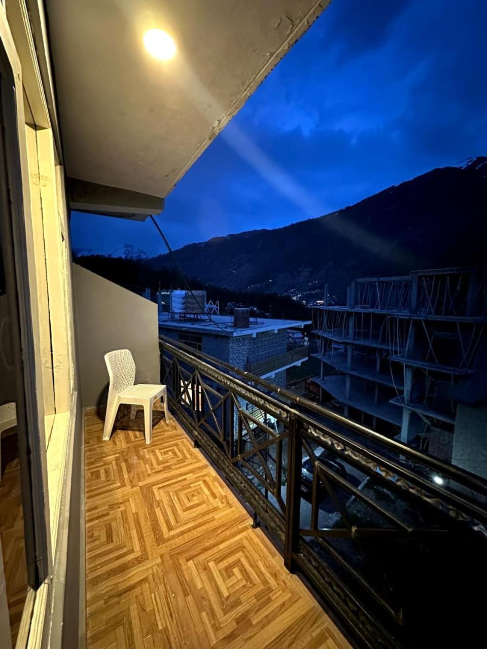 Krishana Cottage A Pure Veg !!!300 M From Hadimba Temple!!!Balcony Rooms!!!Veg Restaurant!!!Couple Friendly!!!Family Cottage!!! Manāli Exteriör bild